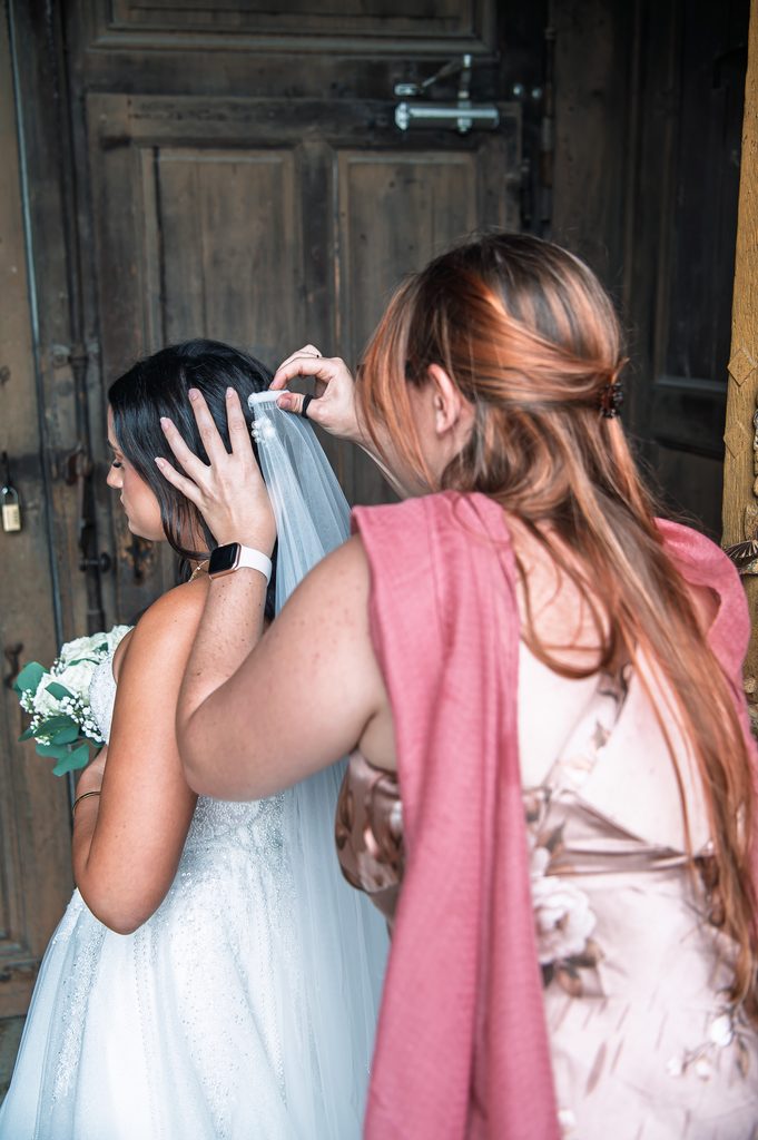 wedding planner place le voile dans les cheveux de la mariée
