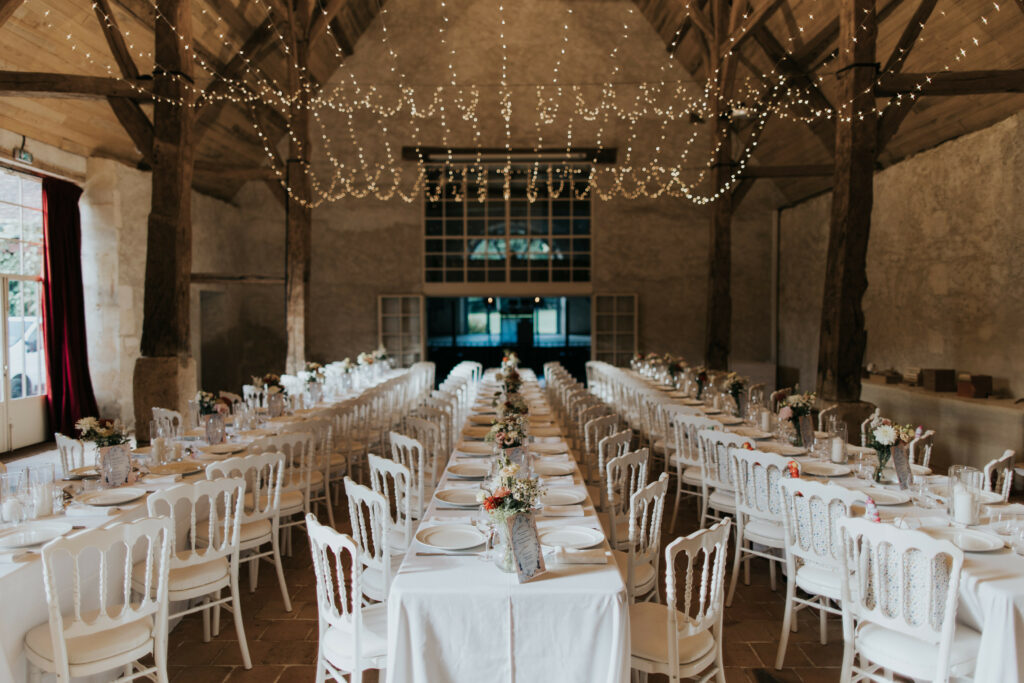 salle décorée pour le diner de mariage