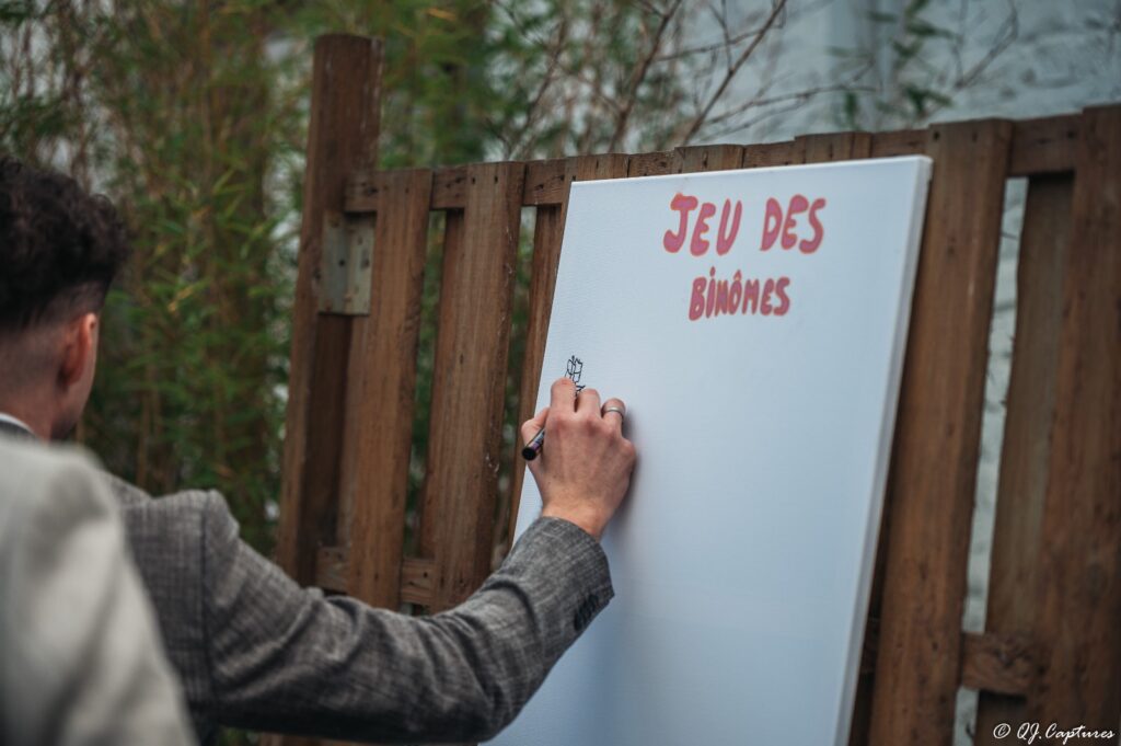 un invité joue au jeu des binômes